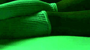 padrastro y amiga de hermanastra escapan al motel para disfrutar