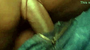 Magrinho pirocudo parando o carro no ponto de ônibus