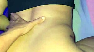 Disfrutando lujuriosamente con un amigo en una habitación de hotel ubicada en algún lugar de la ciudad de méxico