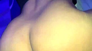 Disfrutando lujuriosamente con un amigo en una habitación de hotel ubicada en algún lugar de la ciudad de méxico