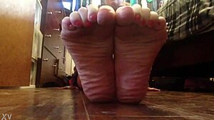 Aniytta teases with feet on livejasmin