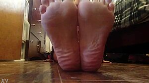 Aniytta teases with feet on livejasmin