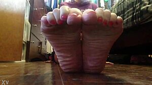 Aniytta teases with feet on livejasmin