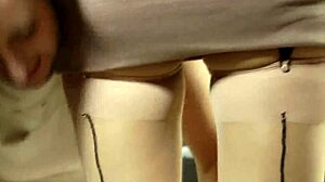 Milfs Britânicas Lésbicas Esquirtam nas Meias!