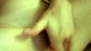 hot chica fingering herself hard in wet solo action