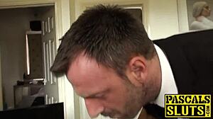 Queenjennyx1 stretches her ass wide