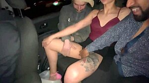 a loirinha aprontou com os dois na carona do carro