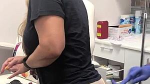 Inyecci�n En El Spa A Clienta Rubia Con Tatuaje En La Nalga Sesi�n 2