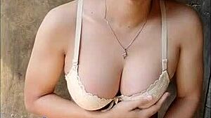 Ουάου, Ερασιτέχνης Shemale Αυτοϊκανοποιείται Νευρικά με Dildo σε Ανοιχτή Τουαλέτα!