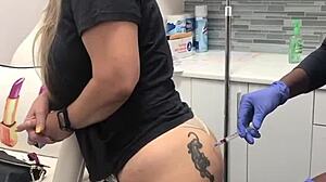 Inyecci�n En El Spa A Clienta Rubia Con Tatuaje En La Nalga Sesi�n 2