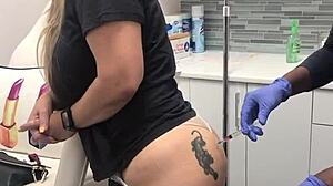 Inyecci�n En El Spa A Clienta Rubia Con Tatuaje En La Nalga Sesi�n 2