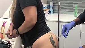 Inyecci�n En El Spa A Clienta Rubia Con Tatuaje En La Nalga Sesi�n 2