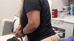 Inyecci�n En El Spa A Clienta Rubia Con Tatuaje En La Nalga Sesi�n 2