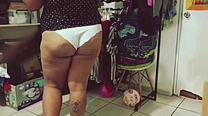 Bbw Gordita Mexicana Haciendo Limpieza En El Cuarto