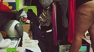 Bbw Gordita Mexicana Haciendo Limpieza En El Cuarto