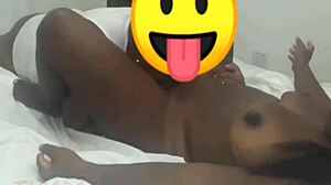 Negona gozando con su gran culo y tetas. ¿Quieres ver más?