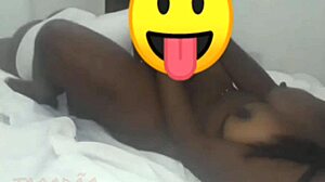 Negona gozando con su gran culo y tetas. ¿Quieres ver más?