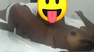 Negona gozando con su gran culo y tetas. ¿Quieres ver más?