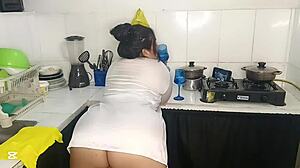 ¡Descubro a la mujer de mi vecino en ropa interior sexy y no me resisto a ese delicioso cuerpo! Follemos hasta que me saque la leche.