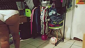 Bbw Gordita Mexicana Haciendo Limpieza En El Cuarto