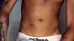 Novinho Pau Grosso Batendo Punheta No Chuveiro Banho