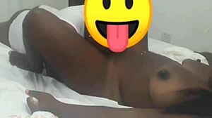 Negona gozando con su gran culo y tetas. ¿Quieres ver más?