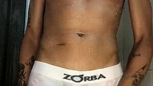 Novinho Pau Grosso Batendo Punheta No Chuveiro Banho