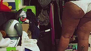 Bbw Gordita Mexicana Haciendo Limpieza En El Cuarto