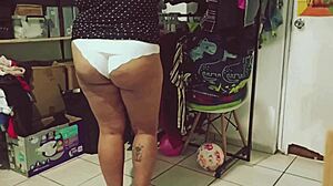 Bbw Gordita Mexicana Haciendo Limpieza En El Cuarto