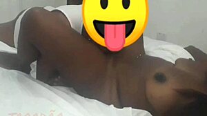 Negona gozando con su gran culo y tetas. ¿Quieres ver más?