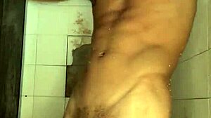 Novinho Pau Grosso Batendo Punheta No Chuveiro Banho