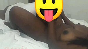 Negona gozando con su gran culo y tetas. ¿Quieres ver más?