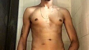 Novinho Pau Grosso Batendo Punheta No Chuveiro Banho