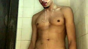 Novinho Pau Grosso Batendo Punheta No Chuveiro Banho