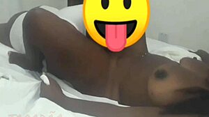 Negona gozando con su gran culo y tetas. ¿Quieres ver más?