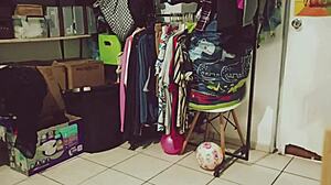 Bbw Gordita Mexicana Haciendo Limpieza En El Cuarto