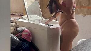 Vizinho fica escondido enquanto mulher lava roupa bem a vontade com o bucetão e os peitos de fora