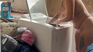 Vizinho fica escondido enquanto mulher lava roupa bem a vontade com o bucetão e os peitos de fora