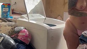 Vizinho fica escondido enquanto mulher lava roupa bem a vontade com o bucetão e os peitos de fora