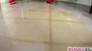 Hell Yeah! Η Zafira squirts και fists anal σε άγριο solo!