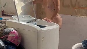 Vizinho fica escondido enquanto mulher lava roupa bem a vontade com o bucetão e os peitos de fora