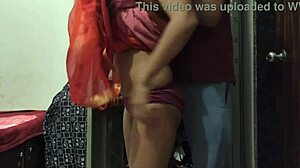 रैंच में ब्लैक ग्रुप बैंगिंग वाइल्ड लगता है