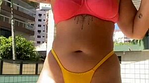 ruiva rabuda flashes swollen pussy in wild live exhibition