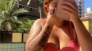 ruiva rabuda flashes swollen pussy in wild live exhibition