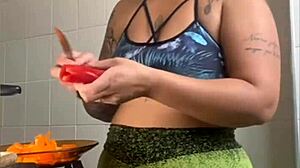 damn, this married chick cooks online just to flash her pussy!