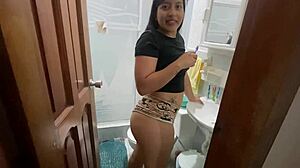 La Hermanastra Se Estaba Lavando Los Dientes Y Su Hermanastro Se La Folla