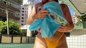 ruiva rabuda flashes swollen pussy in wild live exhibition