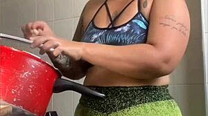 damn, this married chick cooks online just to flash her pussy!