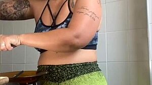 damn, this married chick cooks online just to flash her pussy!