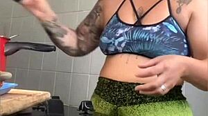 damn, this married chick cooks online just to flash her pussy!